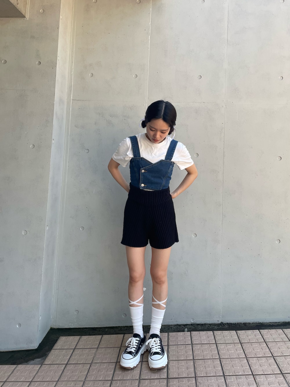 「夏コーデ、韓国ファッション、韓国コーデ、韓国ストリート、低身長コーデ、骨格ウェーブ、休日スタイル、お出かけコーデ、ootd、低身長女子、プチプラ、デニムビスチェ」｜「UNIQLOのクルーネックT（半袖）（Tシャツ/カットソー、ホワイト系）」を使った、まやさん（骨格ウェーブ・レディース・153cm）の夏コーディネートの2枚目の写真