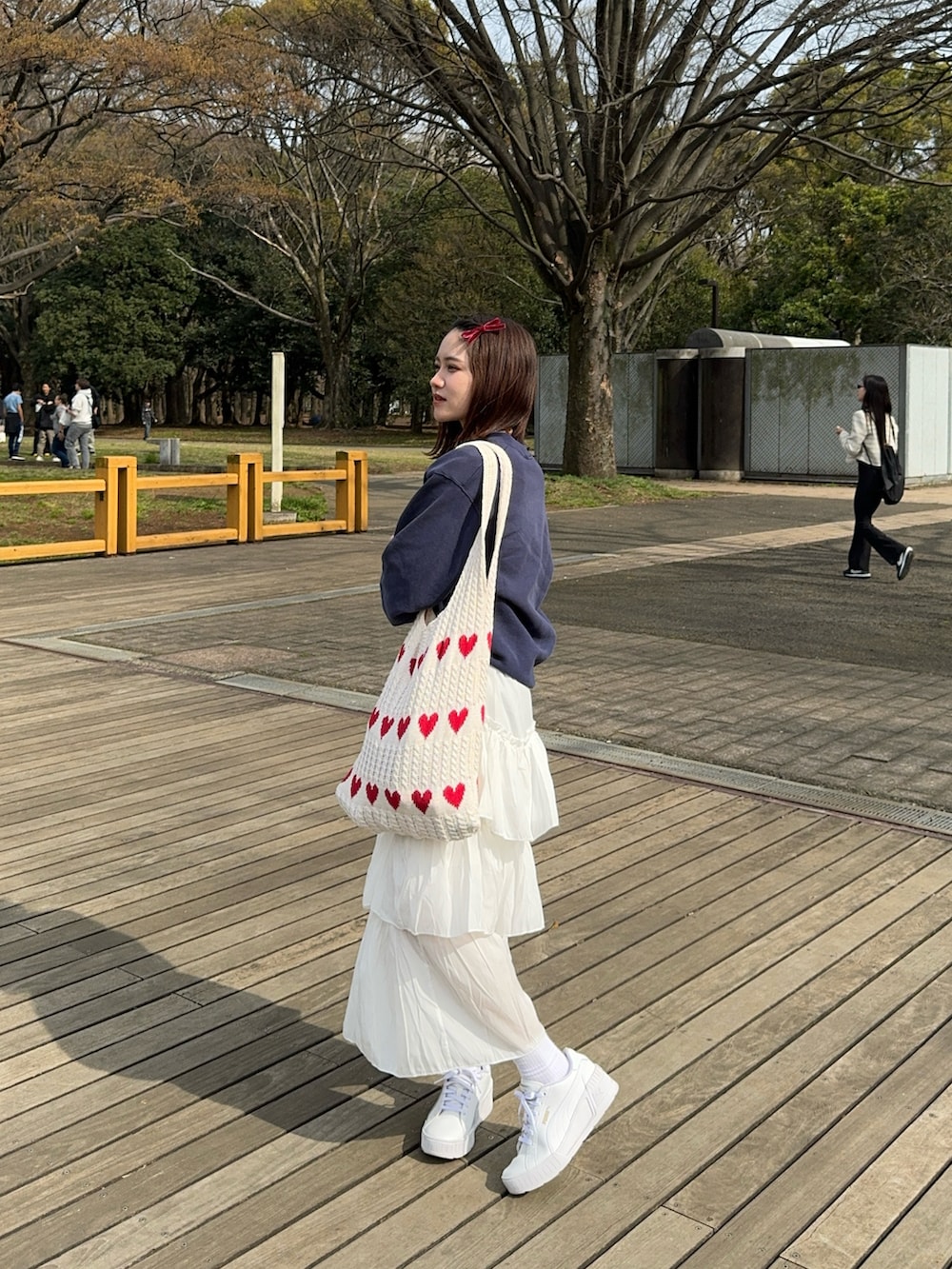 「お花見コーデ、公園、公園デート、ティアードスカート、オトナカジュアル、大人女子、大人かわいい、低身長女子、大人ガーリー、韓国コーデ、韓国ファッション」｜「JOURNAL STANDARDのアイテム（スウェット、ブルー系）」を使った、まやさん（骨格ウェーブ・レディース・153cm）の夏コーディネートの2枚目の写真