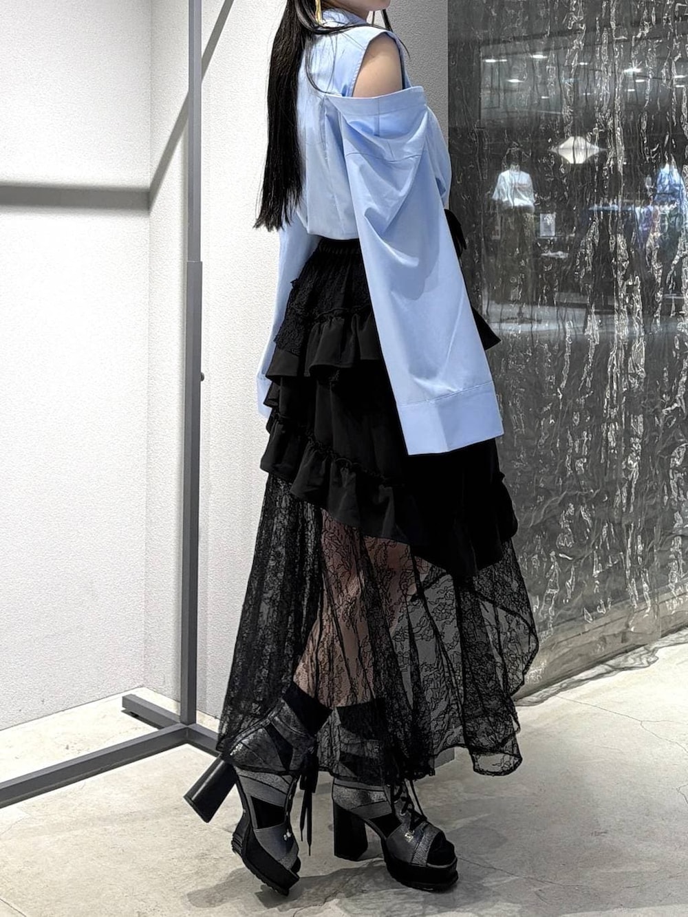 シルバー系のブーツ、ブラック系のスカート、ブラック系のボディバッグ/ウエストポーチを着用したレディースの春コーディネートの5枚目の写真