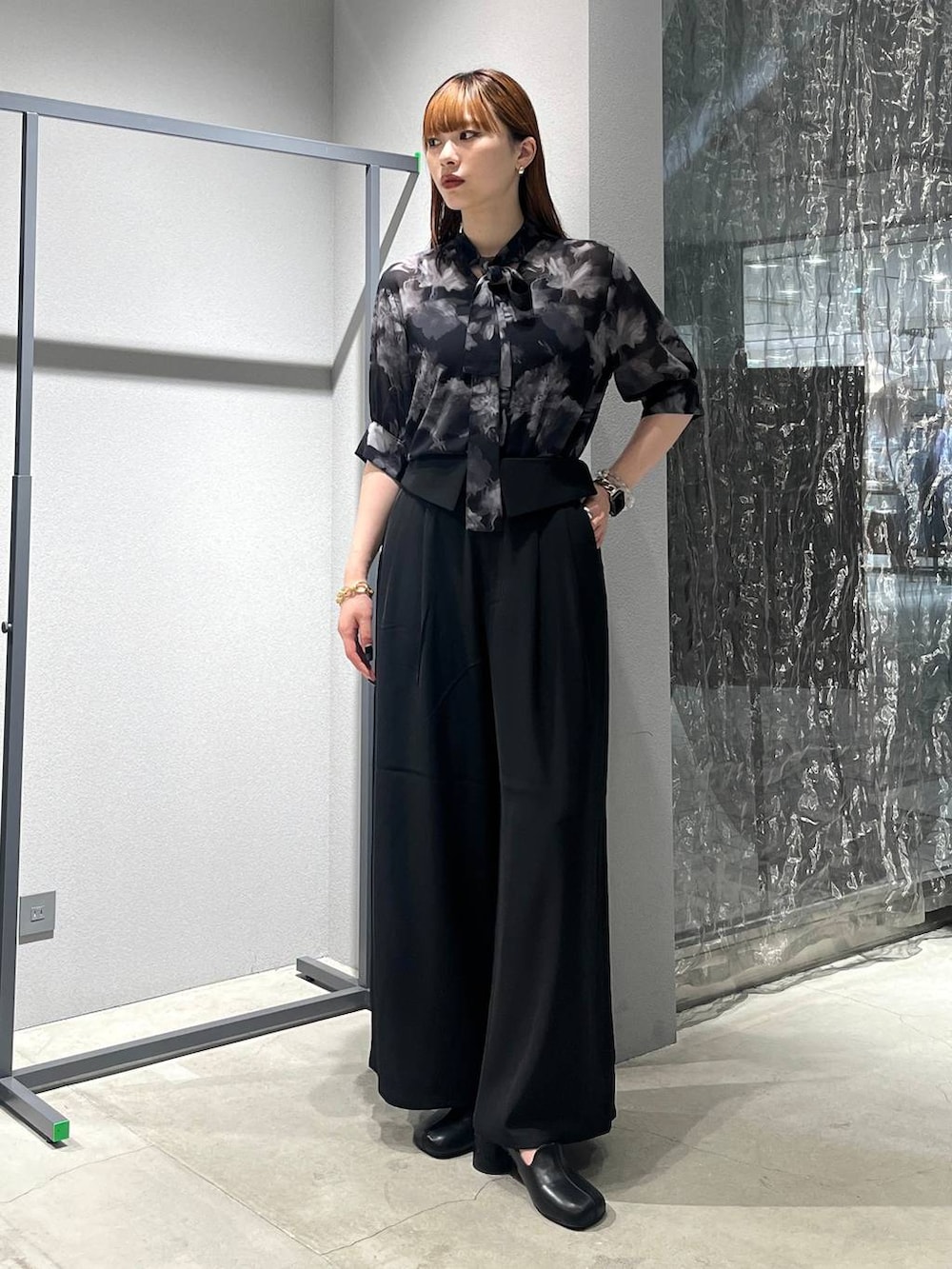 「着痩せ・細見え、モード、きれいめ、休日コーデ、デート/ロマンティック、女子会、バッグ、ベルト、ネックレス、HARE、ブーツ」｜「HAREのBIGチェーンブレスレット(HARE)（ブレスレット、ゴールド系）」を使った、すずかぜさん（レディース・162cm）の夏コーディネートの4枚目の写真