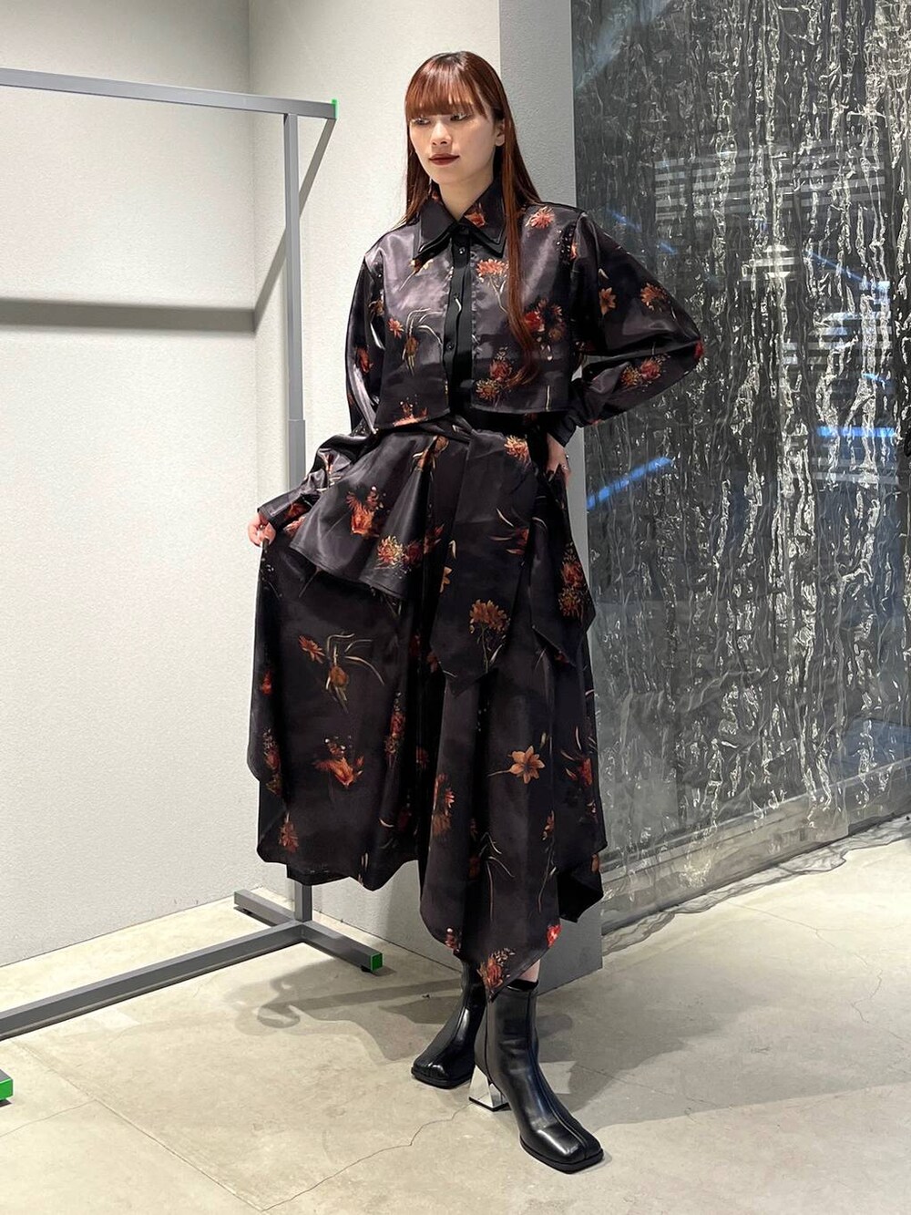 ブラック系のブーツ、レッド系のスカート、レッド系のシャツ/ブラウスを着用したレディースの秋コーディネートの6枚目の写真