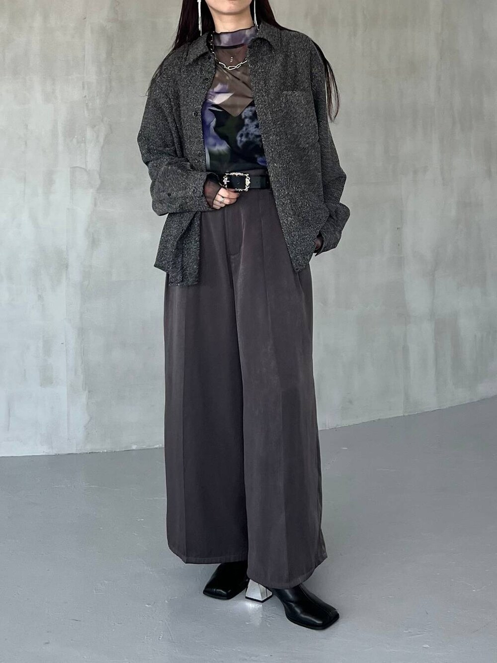 ベージュ系のその他パンツ、その他のTシャツ/カットソー、ブラック系のブーツを着用したレディースの夏コーディネートの3枚目の写真