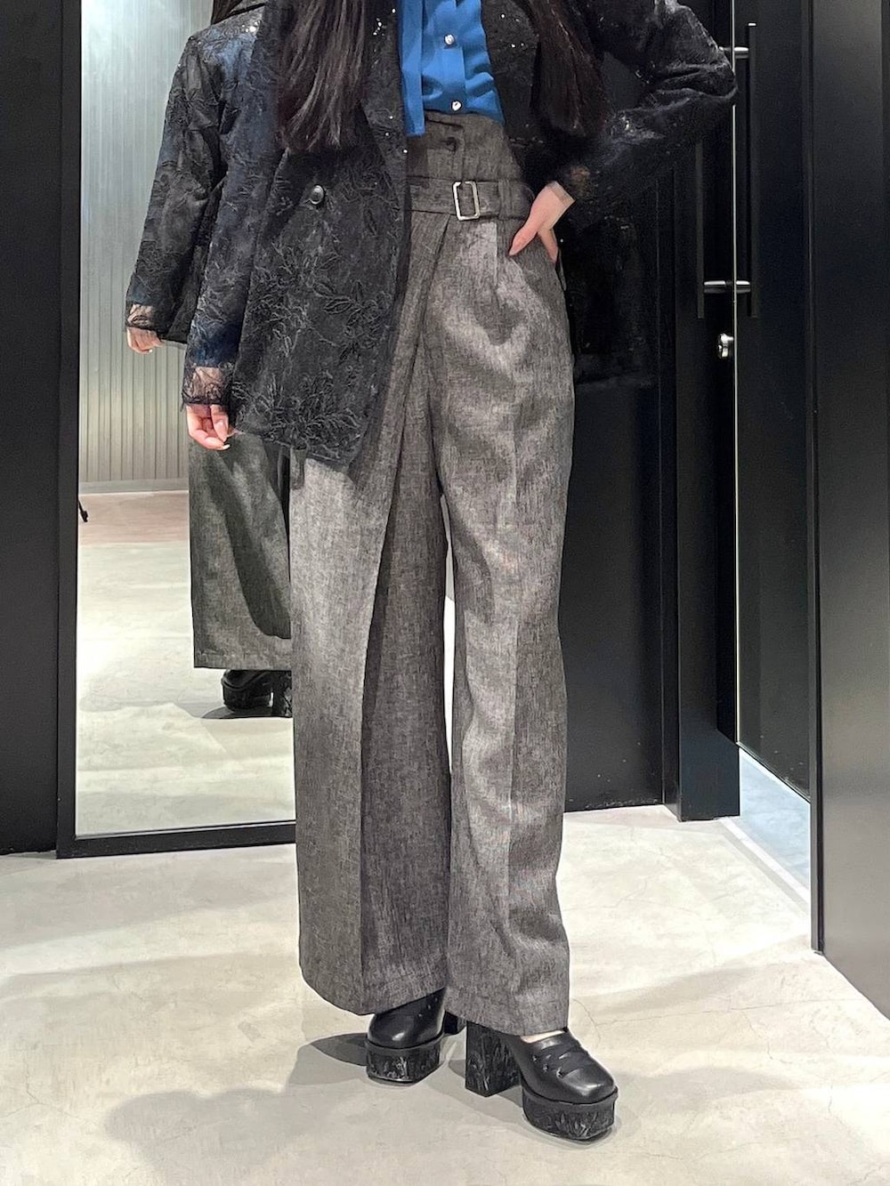 ブルー系のシャツ/ブラウス、ブラック系のパンプス、ブラック系のその他パンツを着用したレディースの春コーディネートの3枚目の写真