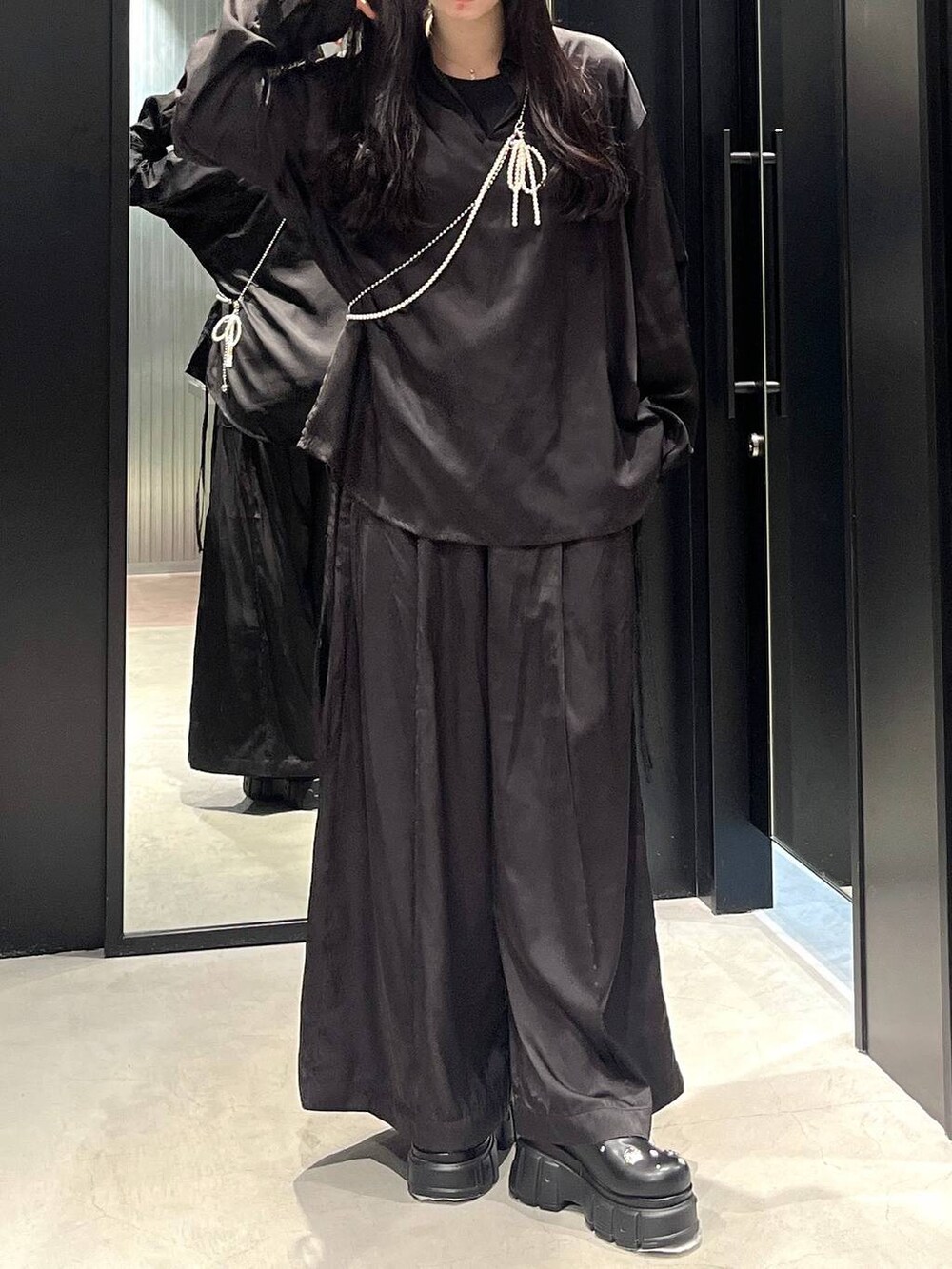 「着痩せ・細見え、モード、きれいめ、休日コーデ、デート/ロマンティック、女子会、バッグ、ベルト、ネックレス、HARE、ブーツ」｜「HAREの【TSUYA SET UP対応】ワイドパンツ(HARE)（その他パンツ、ブラック系）」を使った、すずかぜさん（レディース・162cm）の春コーディネートの3枚目の写真