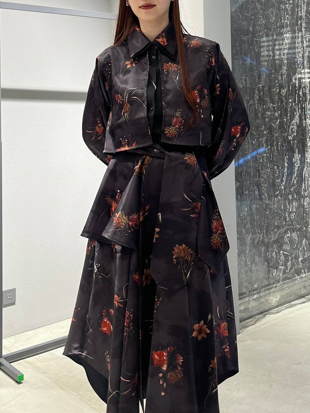 ブラック系のブーツ、レッド系のスカート、レッド系のシャツ/ブラウスを着用したレディースの秋コーディネートの3枚目の写真