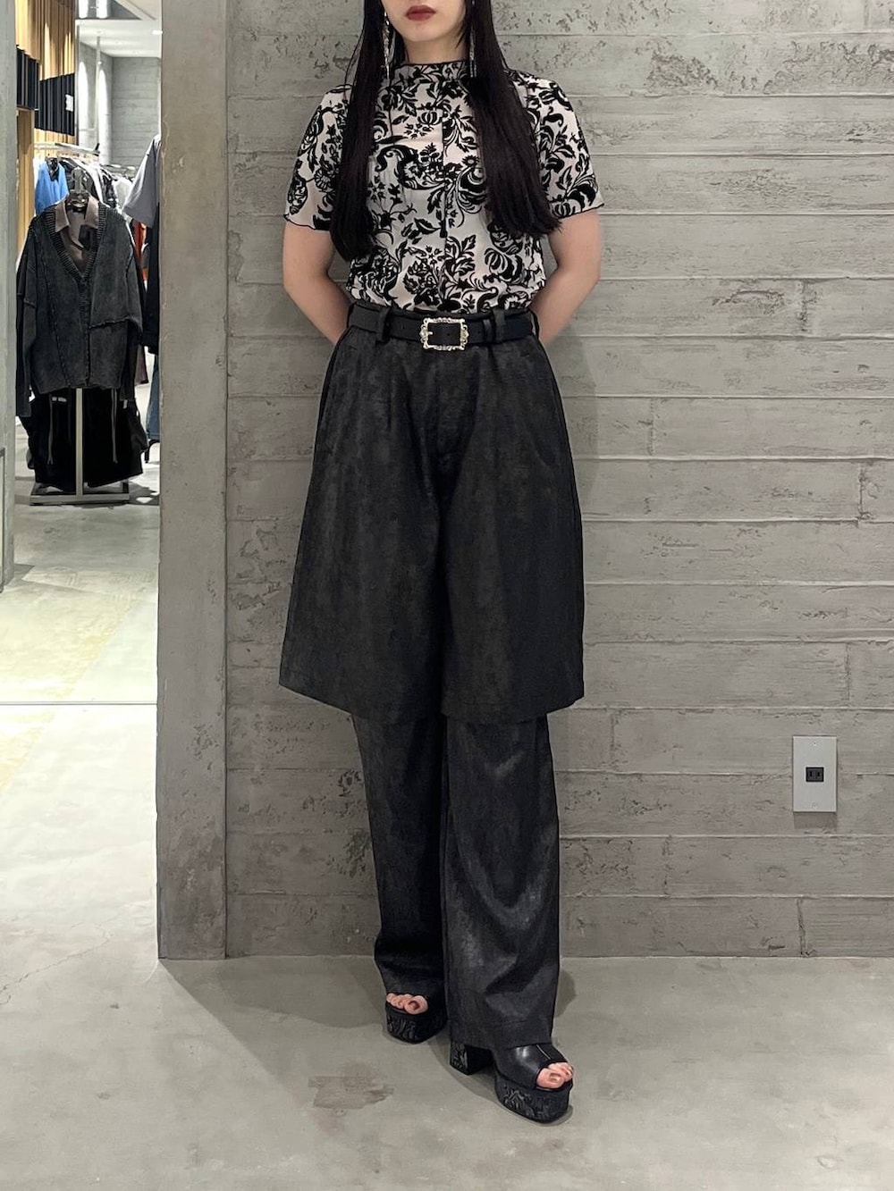 グレー系のサンダル、ブラック系のその他パンツ、ホワイト系のTシャツ/カットソーを着用したレディースの春コーディネートの2枚目の写真