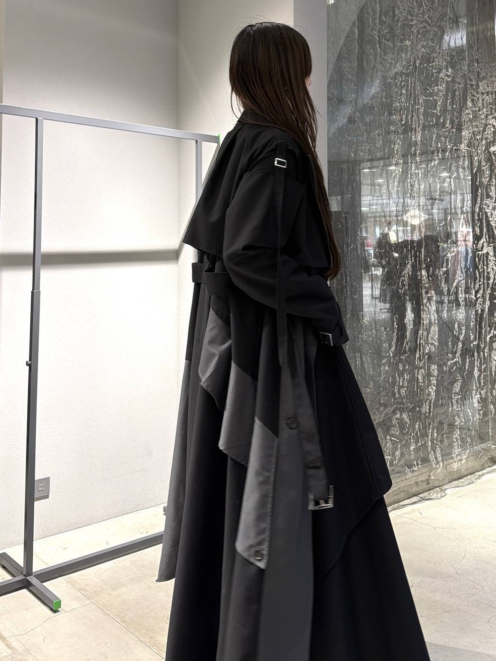 ブラック系のパンプス、ブラック系のシャツ/ブラウス、ブラック系のスカートを着用したレディースの冬コーディネートの2枚目の写真