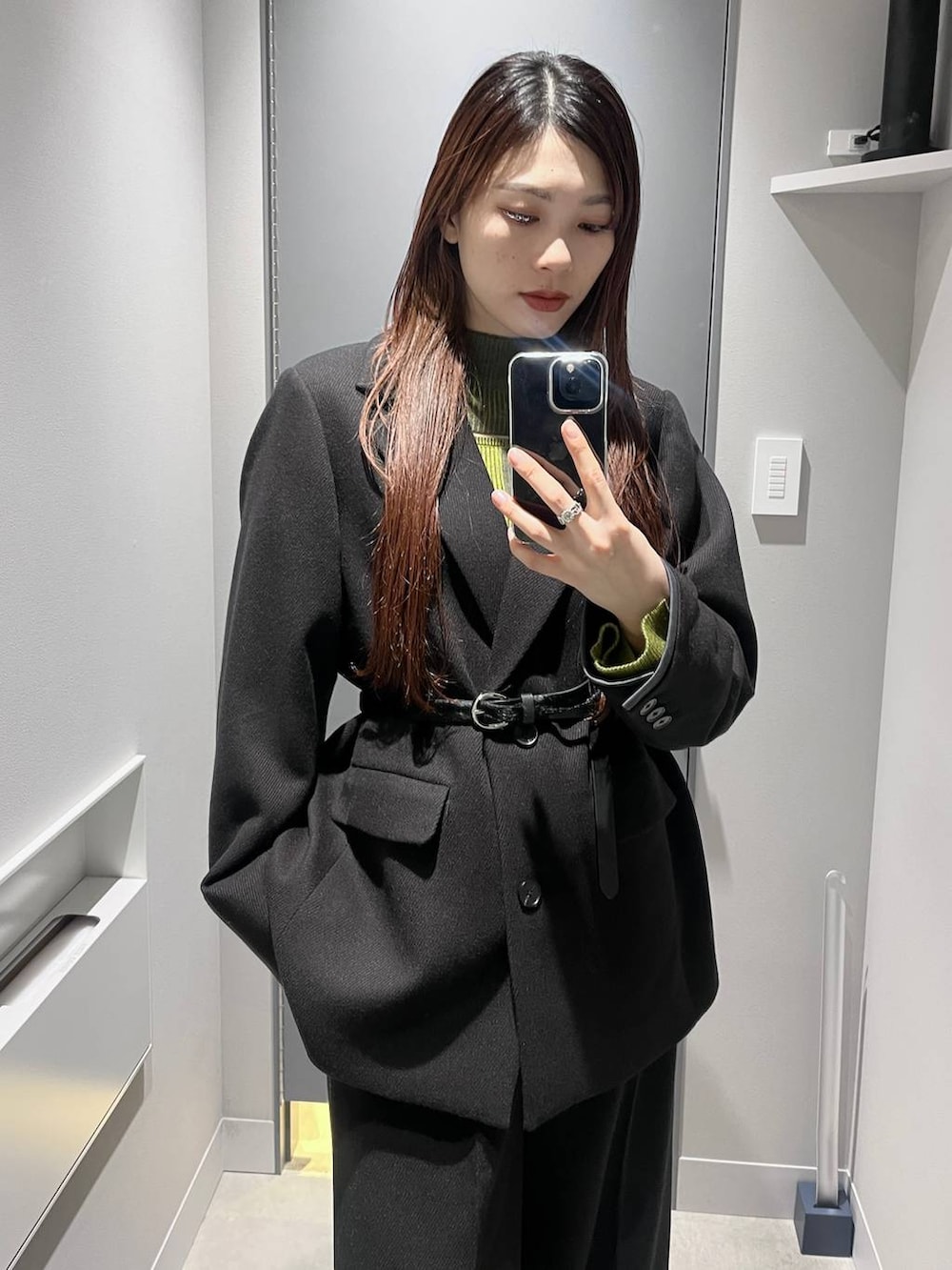 ブラック系のブーツ、イエロー系のニット/セーター、ブラック系のテーラードジャケットを着用したレディースの秋コーディネートの2枚目の写真