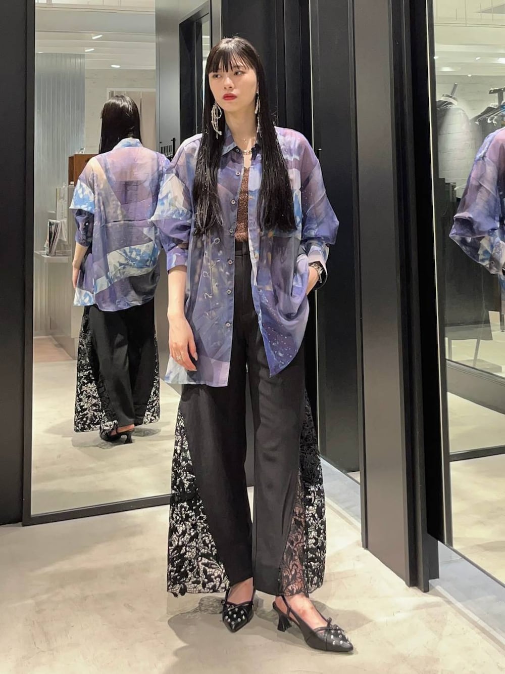 ブラック系のその他パンツ、ブラック系のパンプス、ブラウン系のその他アンダーウェア/インナーを着用したレディースの夏コーディネートの2枚目の写真