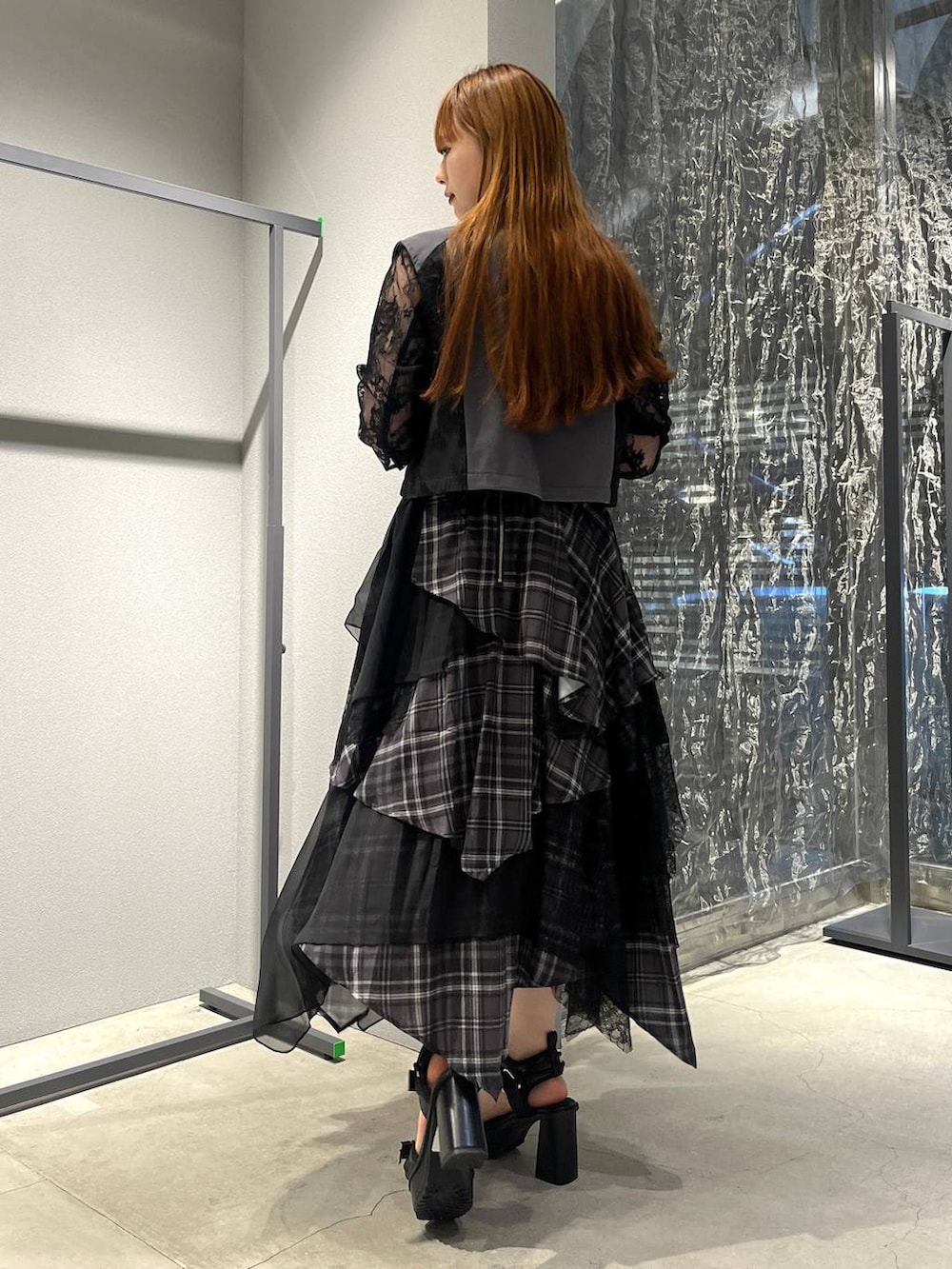 「着痩せ・細見え、モード、きれいめ、休日コーデ、デート/ロマンティック、女子会、バッグ、ベルト、ネックレス、HARE、ブーツ」｜「HAREのボールミックスラリエットネックレス(HARE)（ネックレス、ホワイト系）」を使った、すずかぜさん（レディース・162cm）の夏コーディネートの2枚目の写真