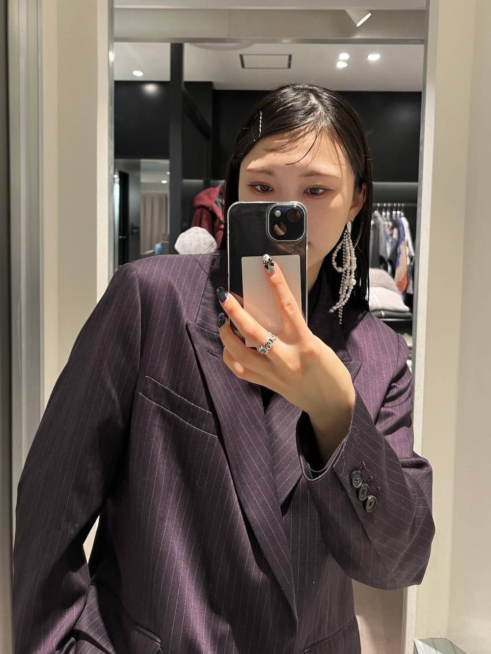 シルバー系のブーツ、ブラック系のシャツ/ブラウス、パープル系のスラックスを着用したレディースの秋コーディネートの5枚目の写真