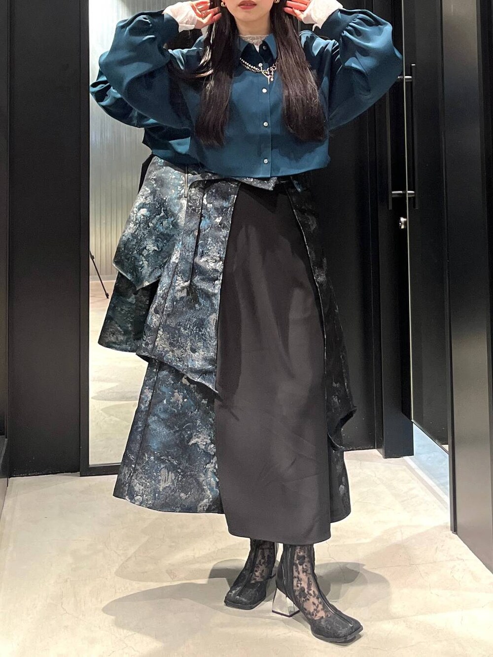 ブラック系のブーツ、グリーン系のシャツ/ブラウス、グリーン系のスカートを着用したレディースの春コーディネートの3枚目の写真