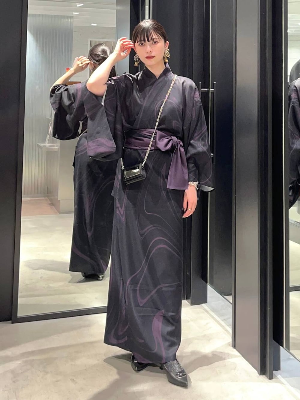「着痩せ・細見え、モード、きれいめ、休日コーデ、デート/ロマンティック、女子会、バッグ、ベルト、ネックレス、HARE、ブーツ」｜「HAREのHAREロゴチェーンミニウォレット(HARE)（財布、ブラック系）」を使った、すずかぜさん（レディース・162cm）の夏コーディネートの4枚目の写真