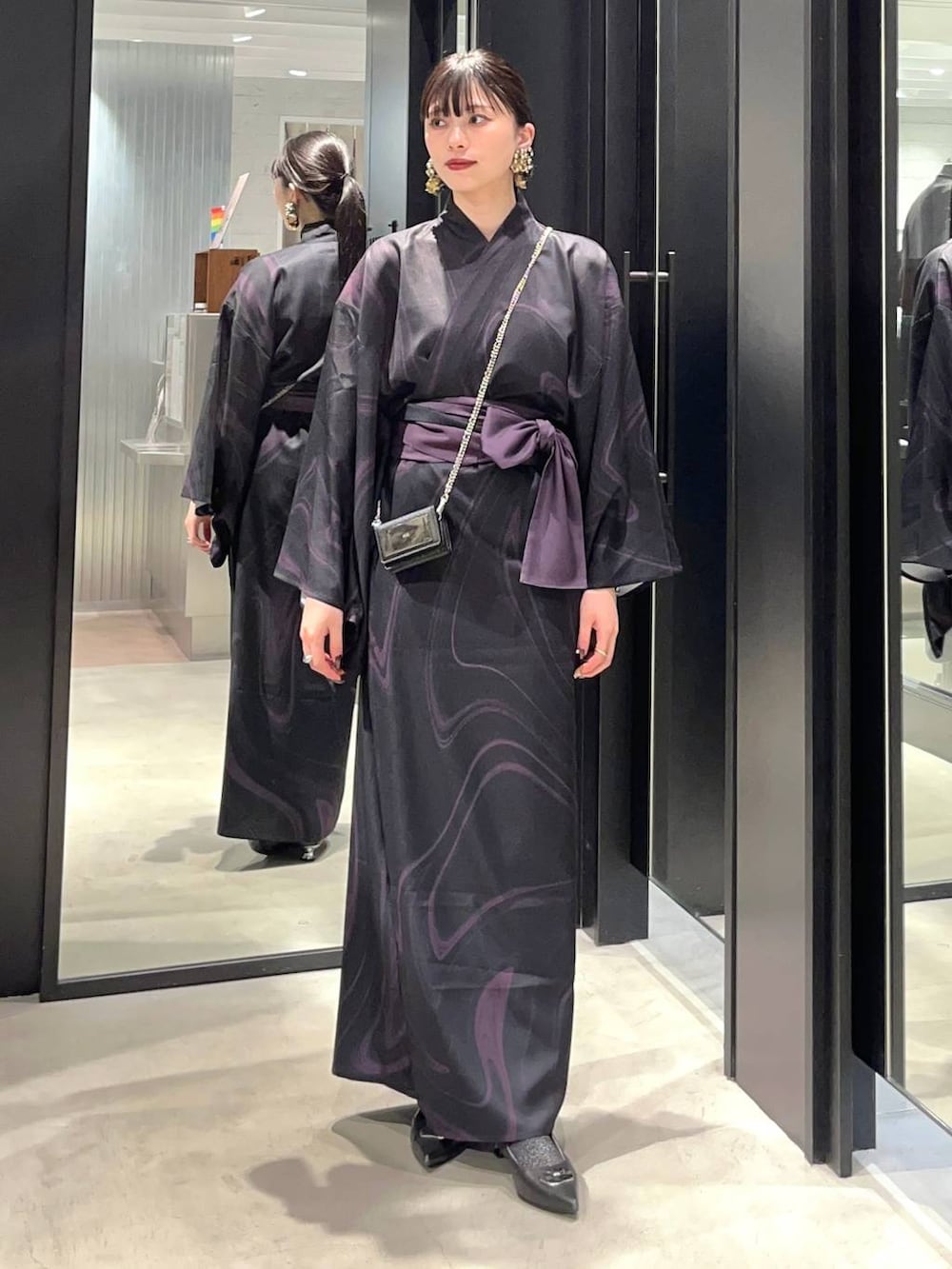 「着痩せ・細見え、モード、きれいめ、休日コーデ、デート/ロマンティック、女子会、バッグ、ベルト、ネックレス、HARE、ブーツ」｜「HAREのHAREロゴチェーンミニウォレット(HARE)（財布、ブラック系）」を使った、すずかぜさん（レディース・162cm）の夏コーディネートの3枚目の写真