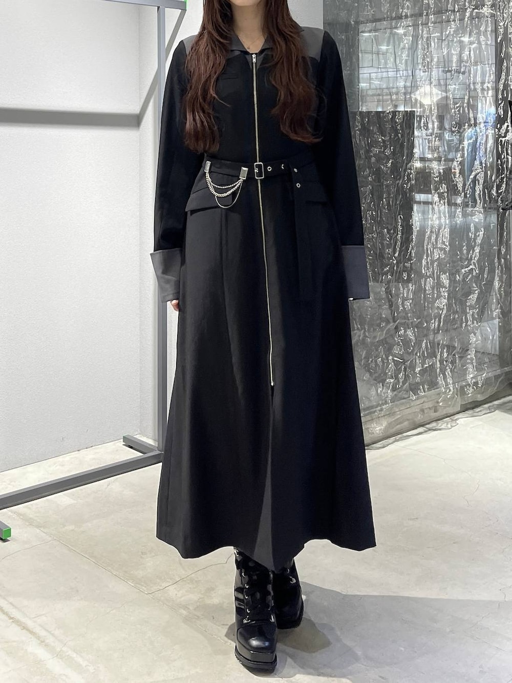 ブラック系のブーツ、ブラック系のワンピース、シルバー系のブローチ/コサージュを着用したレディースの秋コーディネートの3枚目の写真