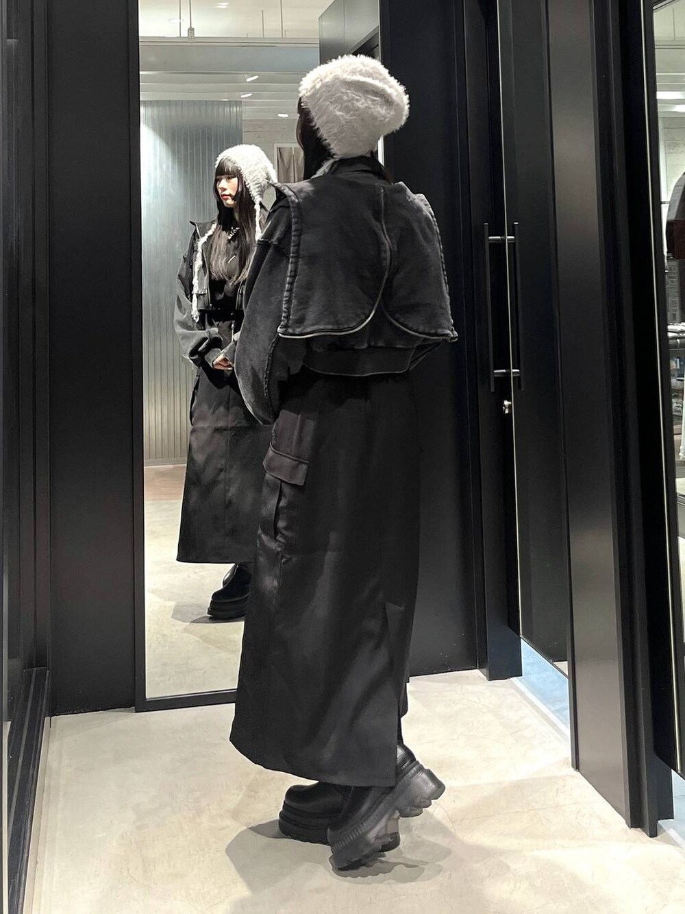 ブラック系のパーカー、ブラック系のシャツ/ブラウス、ブラック系のスカートを着用したレディースの秋コーディネートの2枚目の写真