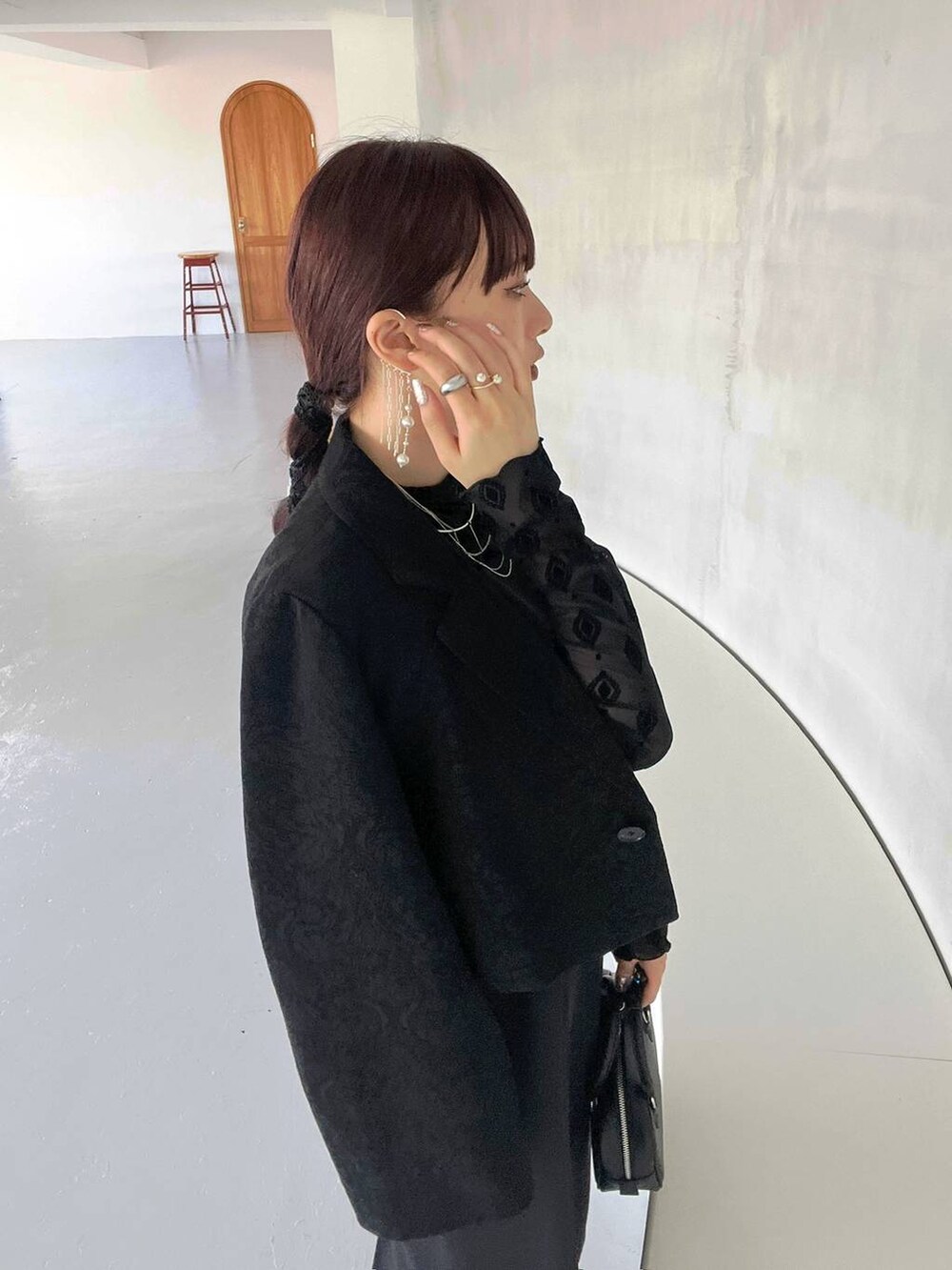 ブラック系のパンプス、ブラック系のボストンバッグ、ブラック系のテーラードジャケットを着用したレディースの夏コーディネートの4枚目の写真