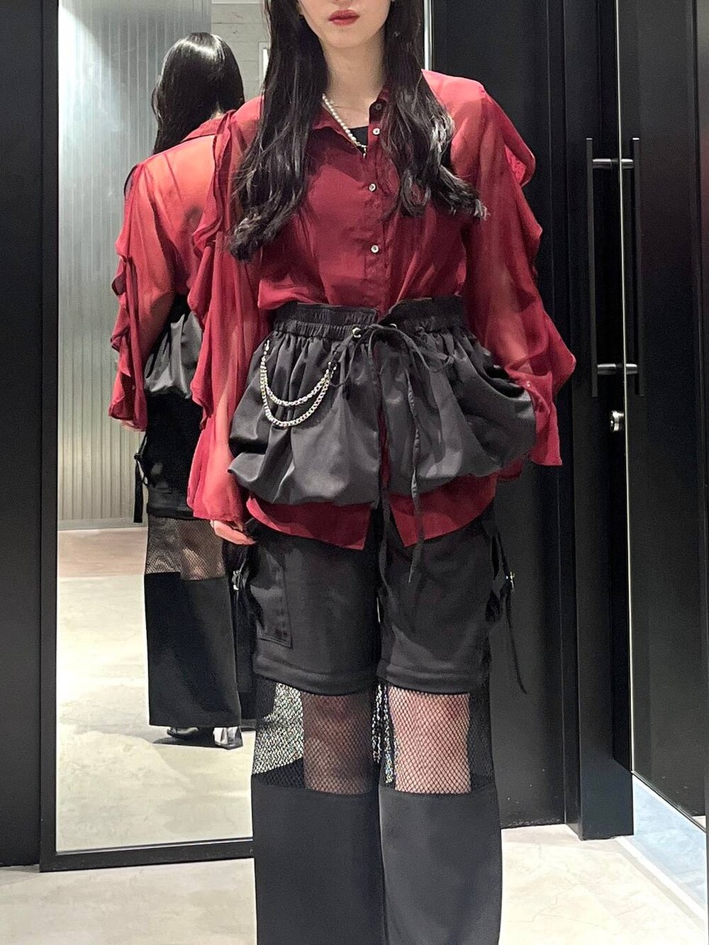 レッド系のシャツ/ブラウス、シルバー系のサンダル、ブラック系のカーゴパンツを着用したレディースの春コーディネートの4枚目の写真