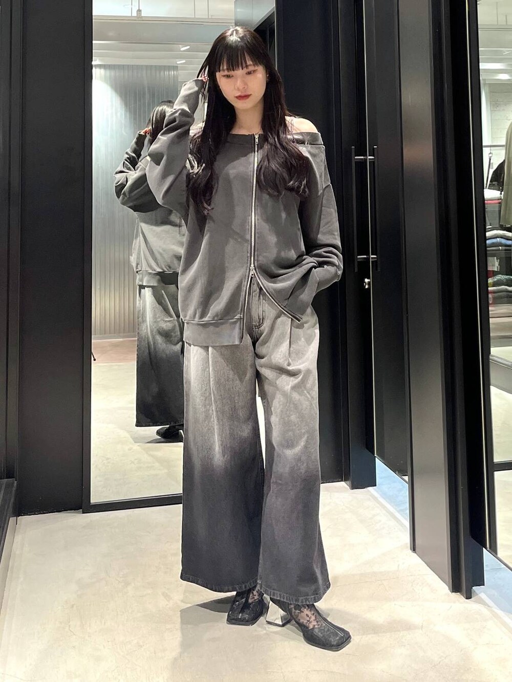 「HARE、バッグ、ベルト、ネックレス、ブーツ、着痩せ・細見え、モード、きれいめ、休日コーデ、デート/ロマンティック、女子会」｜「HAREのガラメッシュヒールブーツ(HARE)（ブーツ、ブラック系）」を使った、すずかぜさん（レディース・162cm）の冬コーディネートの3枚目の写真