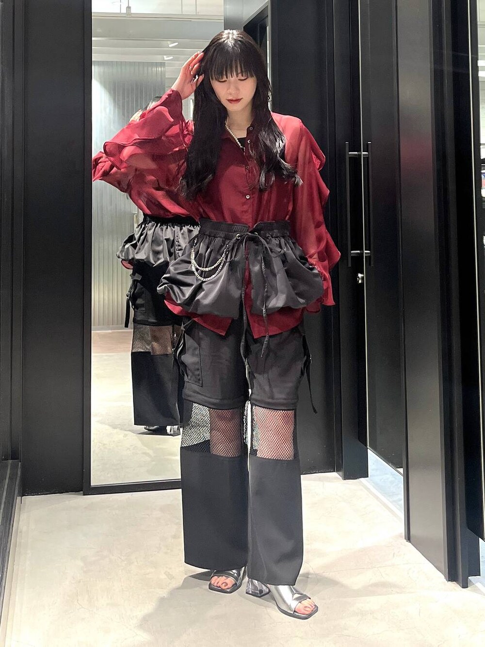 レッド系のシャツ/ブラウス、シルバー系のサンダル、ブラック系のカーゴパンツを着用したレディースの春コーディネートの3枚目の写真