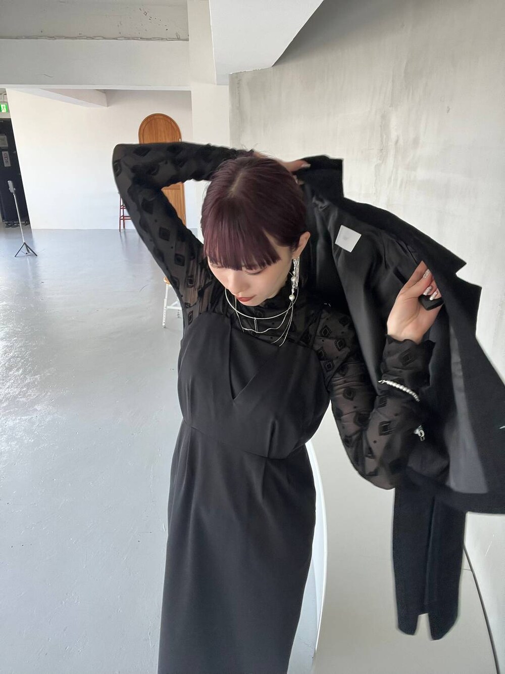 ブラック系のパンプス、ブラック系のボストンバッグ、ブラック系のテーラードジャケットを着用したレディースの夏コーディネートの3枚目の写真