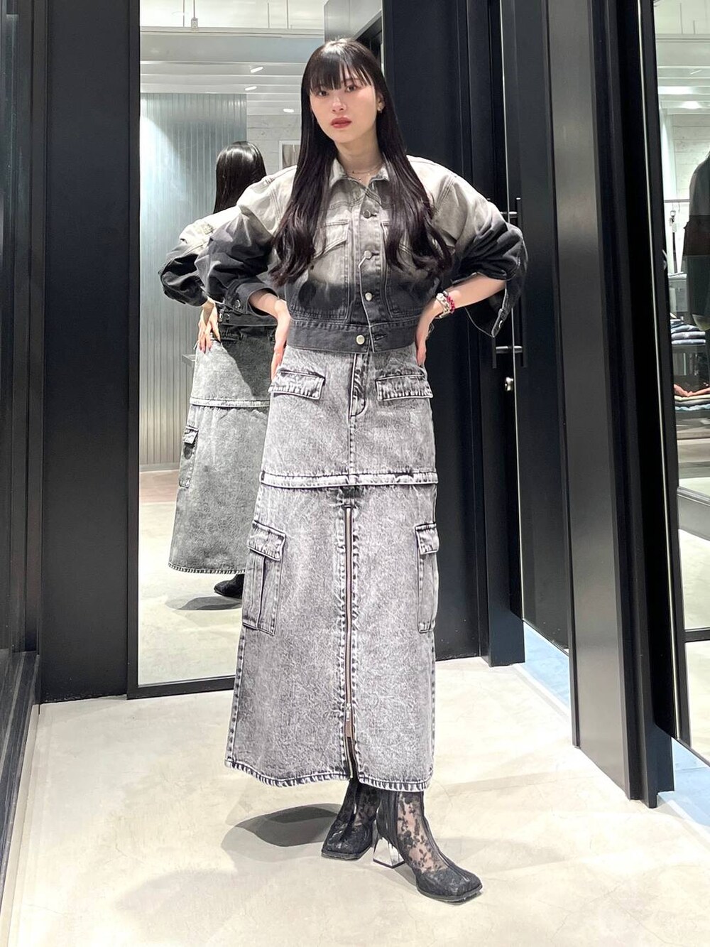 「着痩せ・細見え、モード、きれいめ、休日コーデ、デート/ロマンティック、女子会、バッグ、ベルト、ネックレス、HARE、ブーツ」｜「HAREのガラメッシュヒールブーツ(HARE)（ブーツ、ブラック系）」を使った、すずかぜさん（レディース・162cm）の冬コーディネートの4枚目の写真
