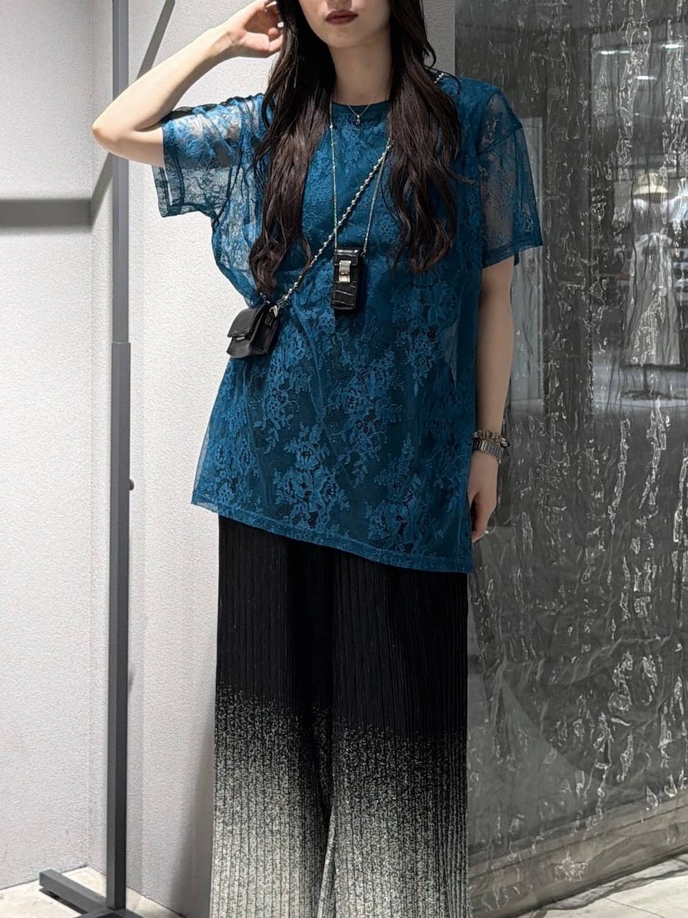ブラック系のサンダル、ブラック系のその他パンツ、ブルー系のTシャツ/カットソーを着用したレディースの春コーディネートの4枚目の写真