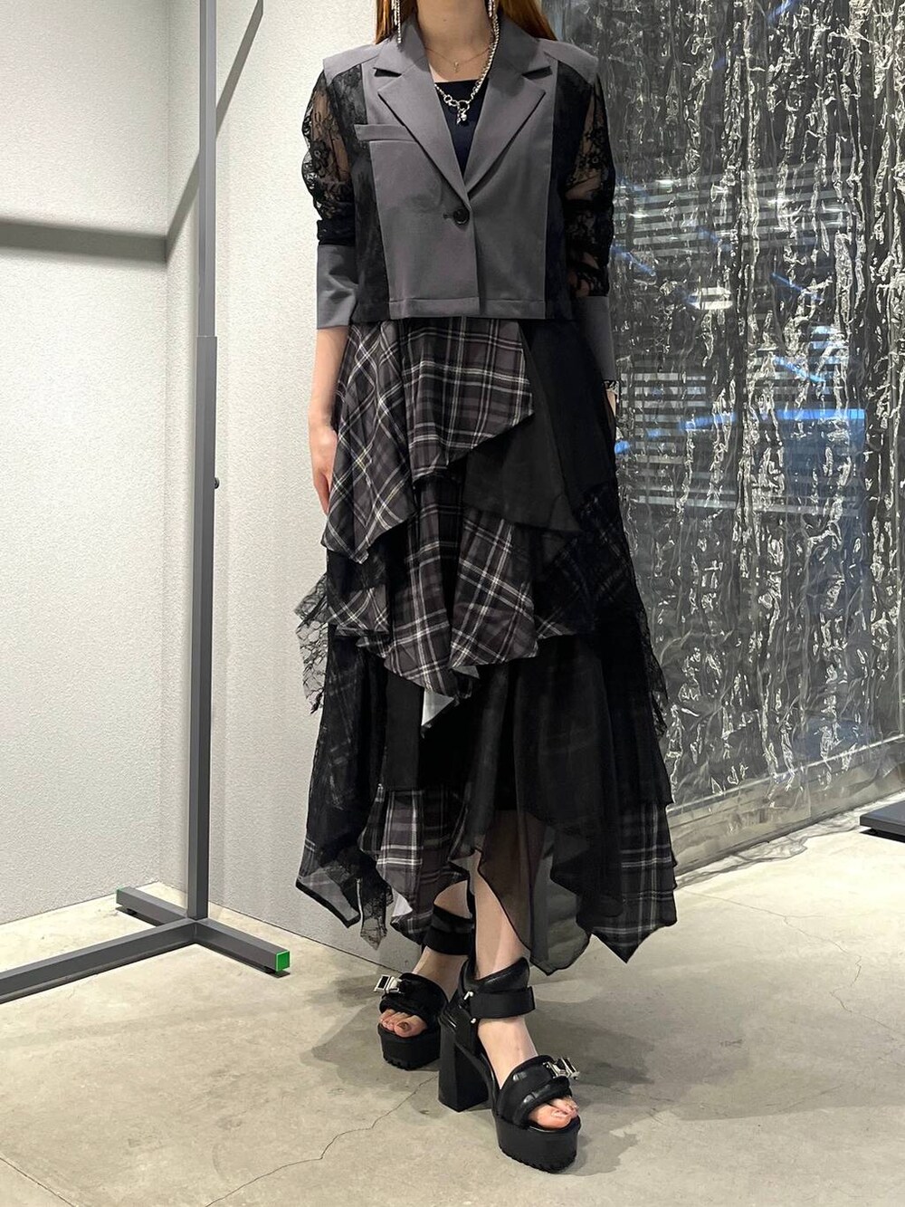 「着痩せ・細見え、モード、きれいめ、休日コーデ、デート/ロマンティック、女子会、バッグ、ベルト、ネックレス、HARE、ブーツ」｜「HAREのボールミックスラリエットネックレス(HARE)（ネックレス、ホワイト系）」を使った、すずかぜさん（レディース・162cm）の夏コーディネートの3枚目の写真