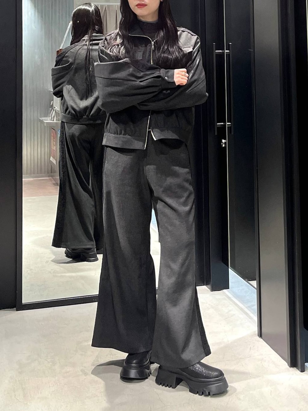 ブラック系のブーツ、ブルー系のTシャツ/カットソー、グレー系のブルゾンを着用したレディースの冬コーディネートの6枚目の写真