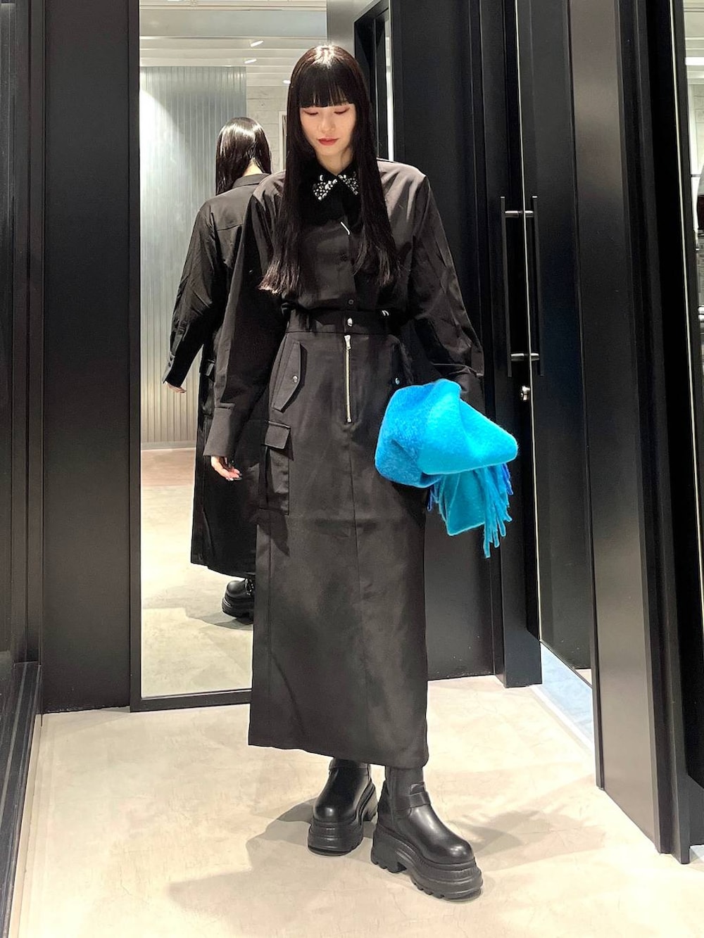 ブラック系のシャツ/ブラウス、ブラック系のスカート、ブラック系のブーツを着用したレディースの冬コーディネートの4枚目の写真