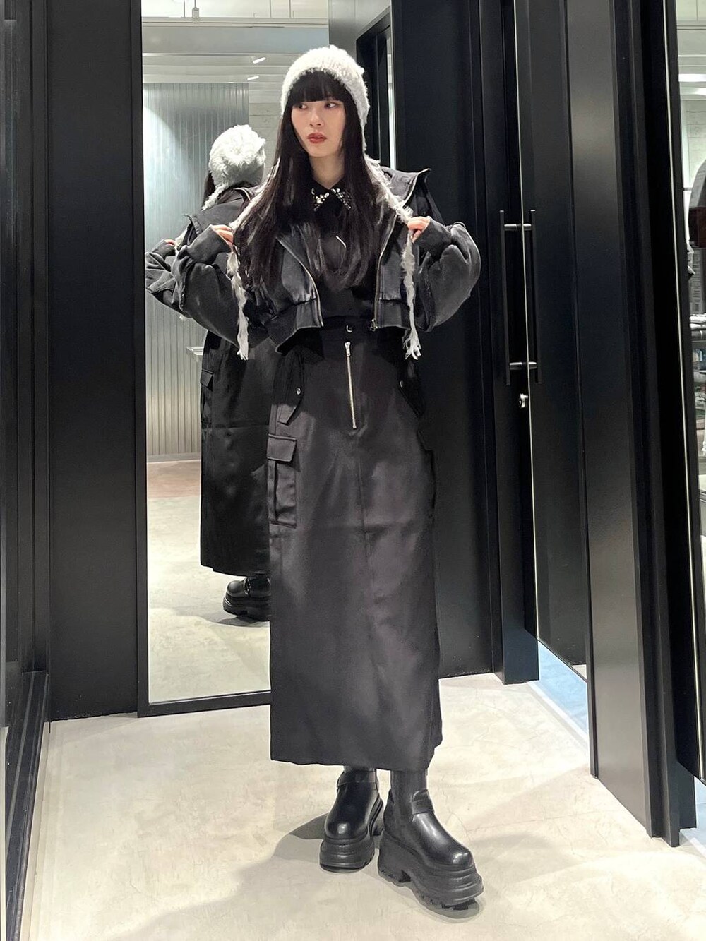 ブラック系のパーカー、ブラック系のシャツ/ブラウス、ブラック系のスカートを着用したレディースの秋コーディネートの4枚目の写真