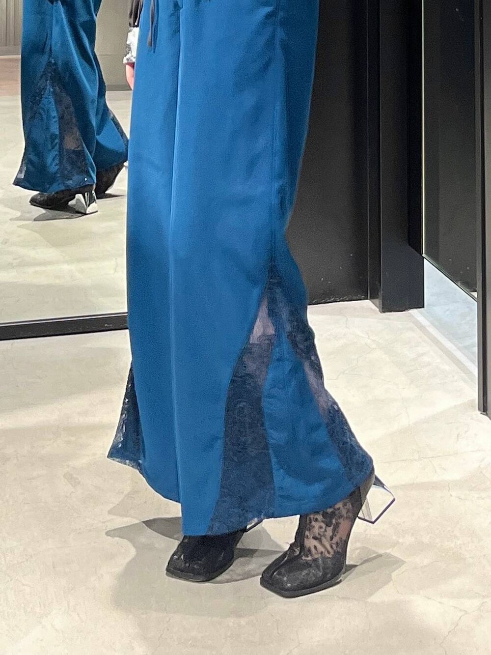 ブラック系のブーツ、ホワイト系のシャツ/ブラウス、ブルー系のその他パンツを着用したレディースの春コーディネートの4枚目の写真