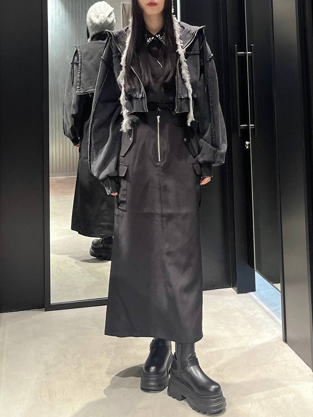 ブラック系のパーカー、ブラック系のシャツ/ブラウス、ブラック系のスカートを着用したレディースの秋コーディネートの5枚目の写真