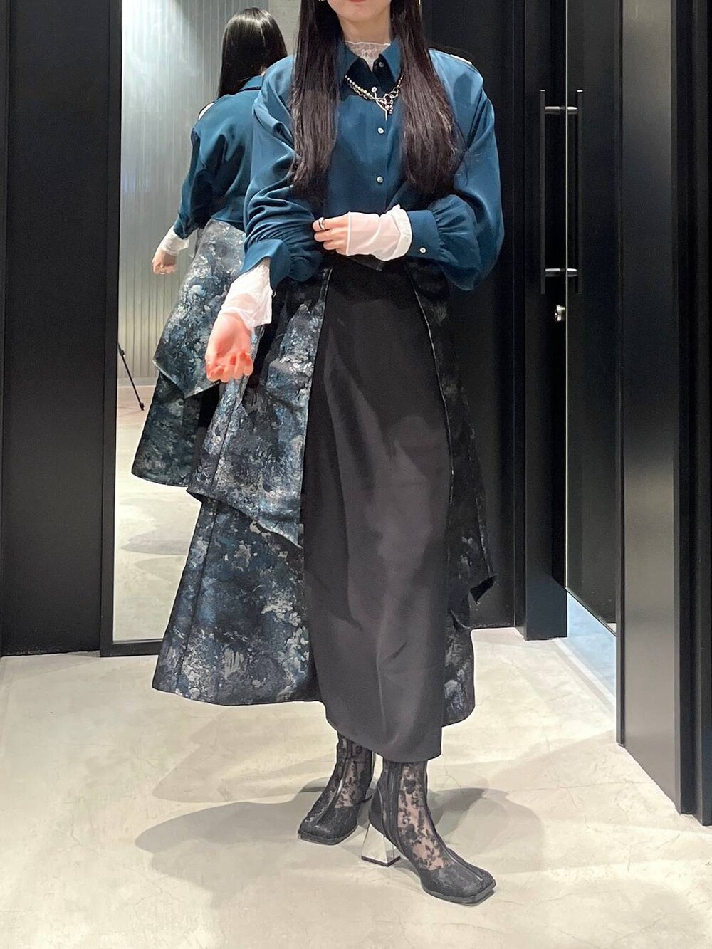 ブラック系のブーツ、グリーン系のシャツ/ブラウス、グリーン系のスカートを着用したレディースの春コーディネートの2枚目の写真