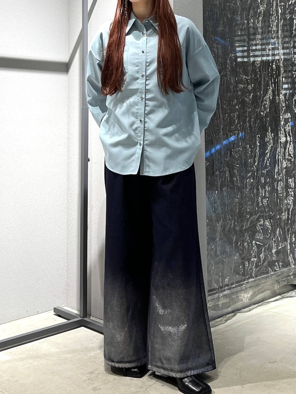 ブラック系のブーツ、ブルー系のデニムパンツを着用したレディースの夏コーディネートの6枚目の写真