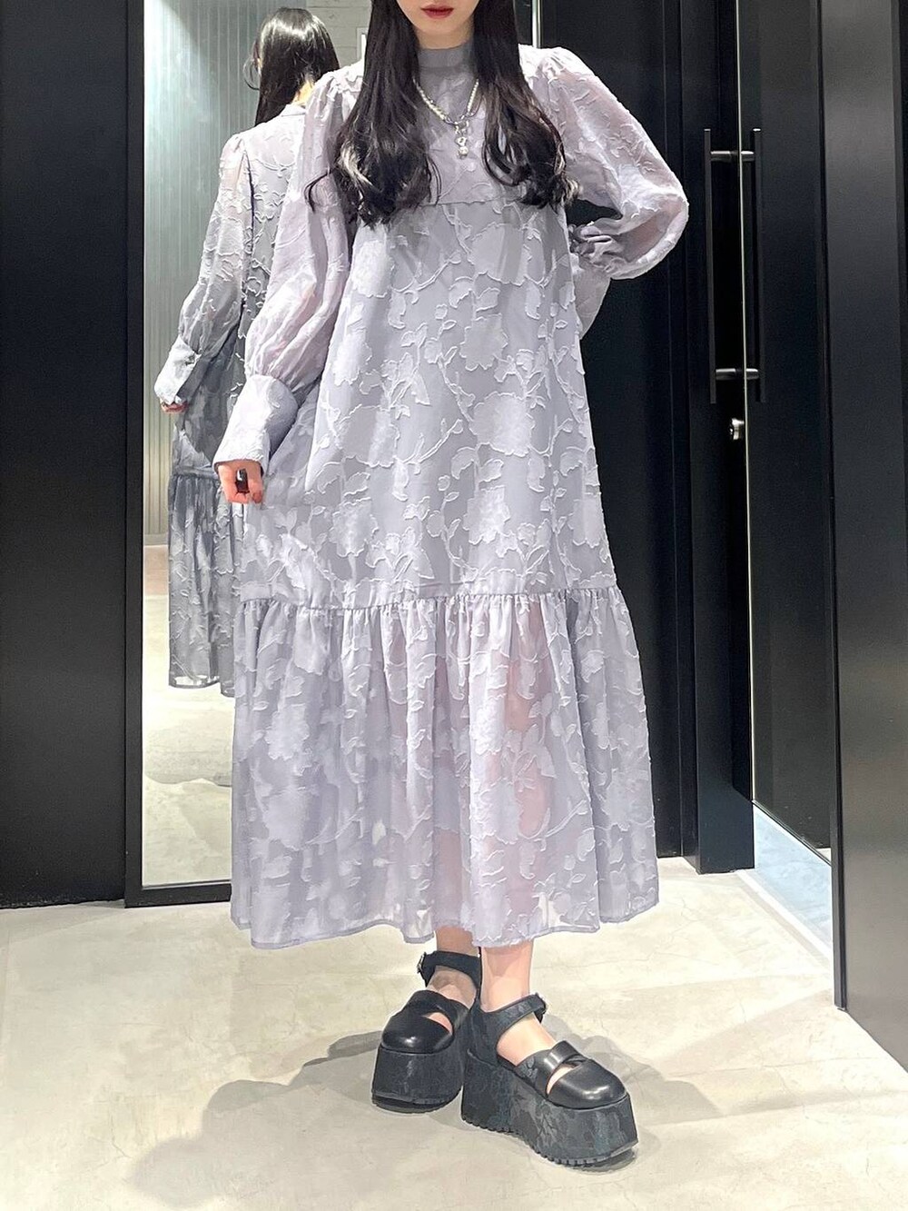 ブラック系のサンダル、グレー系のワンピース、ホワイト系のネックレスを着用したレディースの春コーディネートの3枚目の写真