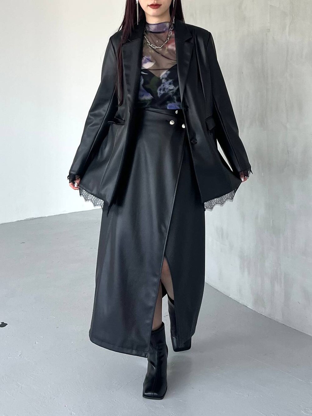 ブラック系のスカート、ブラック系のテーラードジャケット、その他のTシャツ/カットソーを着用したレディースの夏コーディネートの2枚目の写真