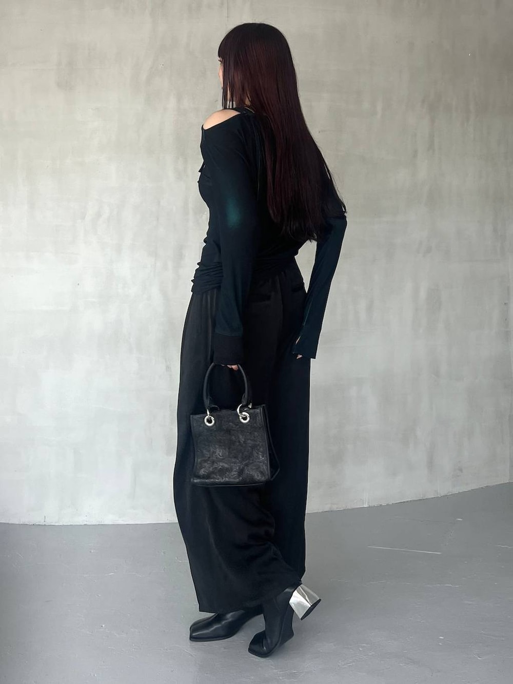 ブラック系のショルダーバッグ、ブラック系のその他パンツ、グリーン系のTシャツ/カットソーを着用したレディースの夏コーディネートの6枚目の写真