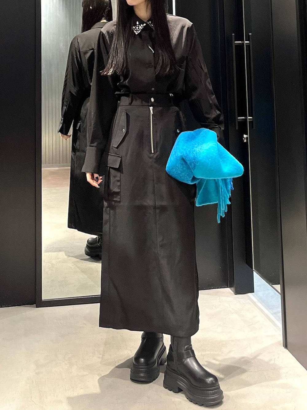 ブラック系のシャツ/ブラウス、ブラック系のスカート、ブラック系のブーツを着用したレディースの冬コーディネートの2枚目の写真