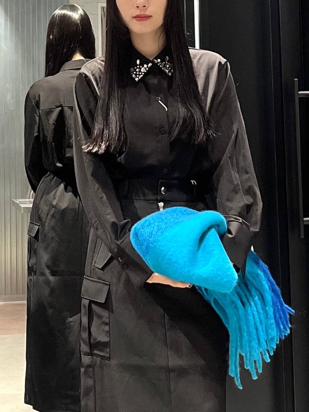 ブラック系のシャツ/ブラウス、ブラック系のスカート、ブラック系のブーツを着用したレディースの冬コーディネートの3枚目の写真