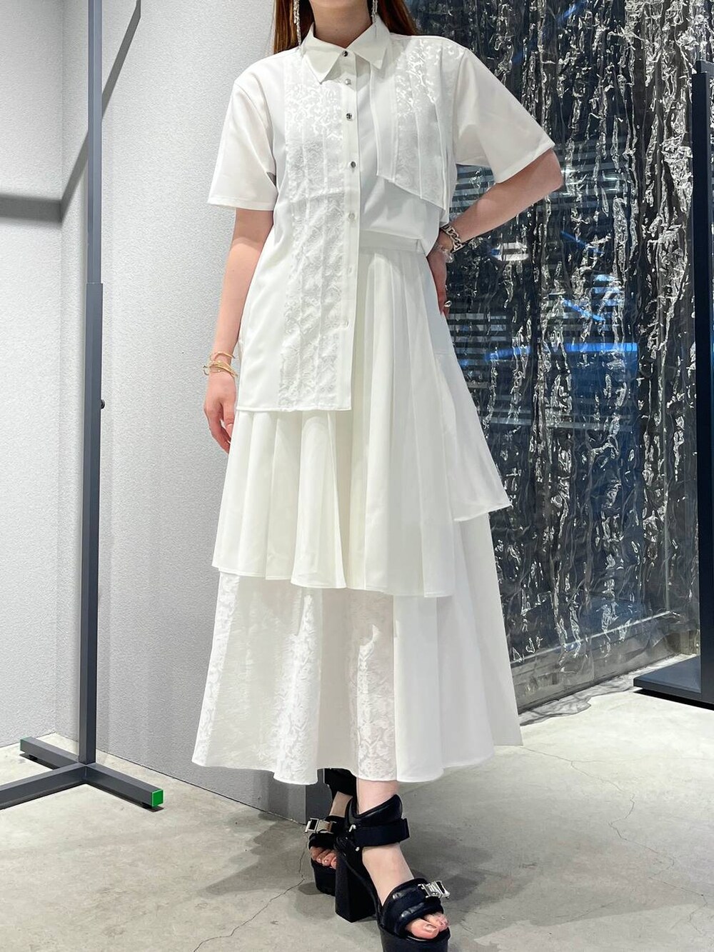 「着痩せ・細見え、モード、きれいめ、休日コーデ、デート/ロマンティック、女子会、バッグ、ベルト、ネックレス、HARE、ブーツ」｜「HAREの2PSETバングル(HARE)（バングル/リストバンド、ゴールド系）」を使った、すずかぜさん（レディース・162cm）の夏コーディネートの5枚目の写真