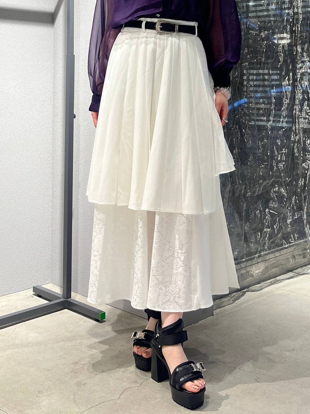 「着痩せ・細見え、モード、きれいめ、休日コーデ、HARE、デート/ロマンティック、女子会、バッグ、ベルト、ネックレス、ブーツ」｜「HAREのボールミックスラリエットネックレス(HARE)（ネックレス、ホワイト系）」を使った、すずかぜさん（レディース・162cm）の夏コーディネートの6枚目の写真