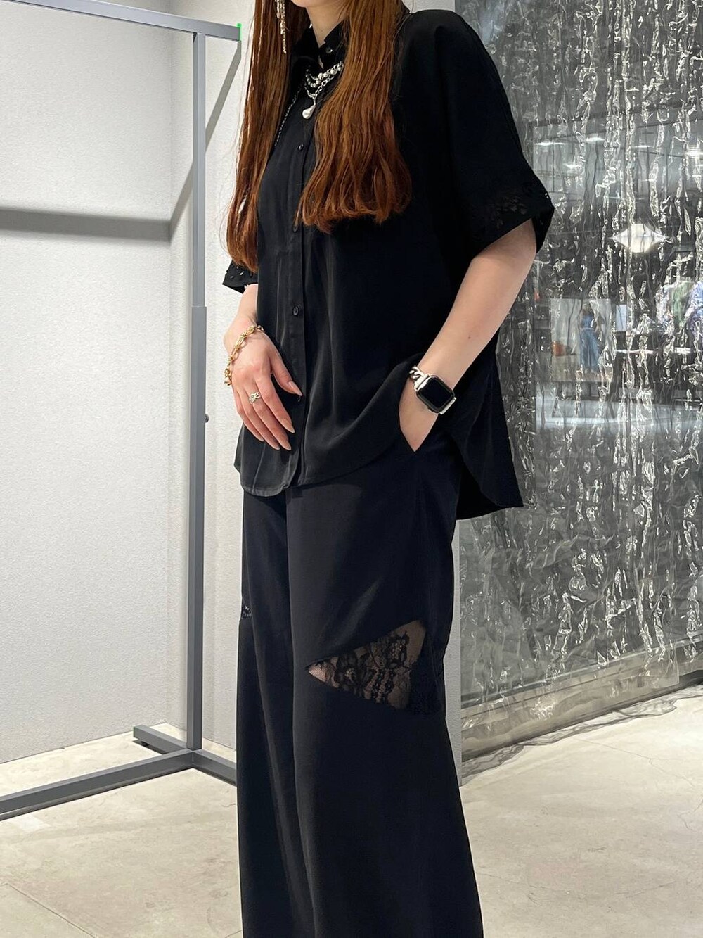 「きれいめ、休日コーデ、着痩せ・細見え、モード、デート/ロマンティック、女子会、バッグ、ベルト、ネックレス、HARE、ブーツ」｜「HAREの接触冷感/ポイントレースキリカエワイドパンツ(HARE)（その他パンツ、ブラック系）」を使った、すずかぜさん（レディース・162cm）の夏コーディネートの4枚目の写真