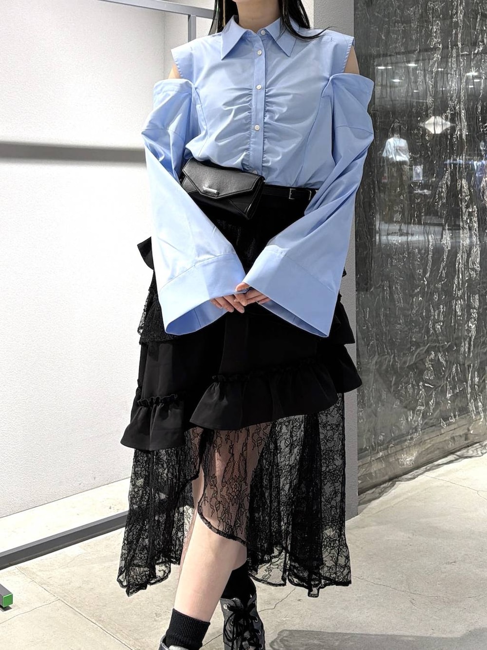 シルバー系のブーツ、ブラック系のスカート、ブラック系のボディバッグ/ウエストポーチを着用したレディースの春コーディネートの2枚目の写真