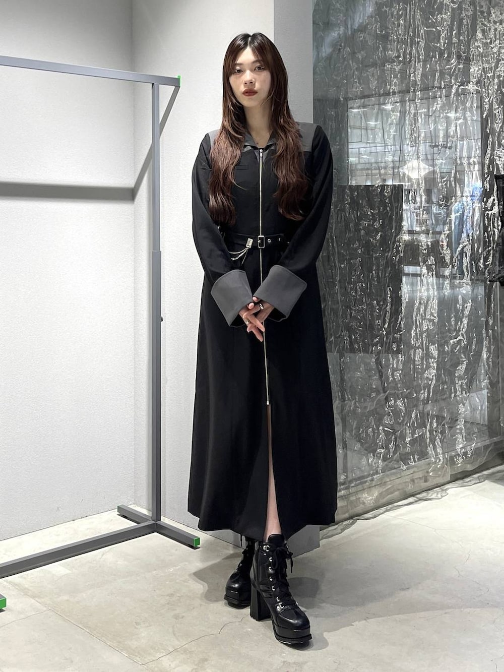 ブラック系のブーツ、ブラック系のワンピース、シルバー系のブローチ/コサージュを着用したレディースの秋コーディネートの5枚目の写真