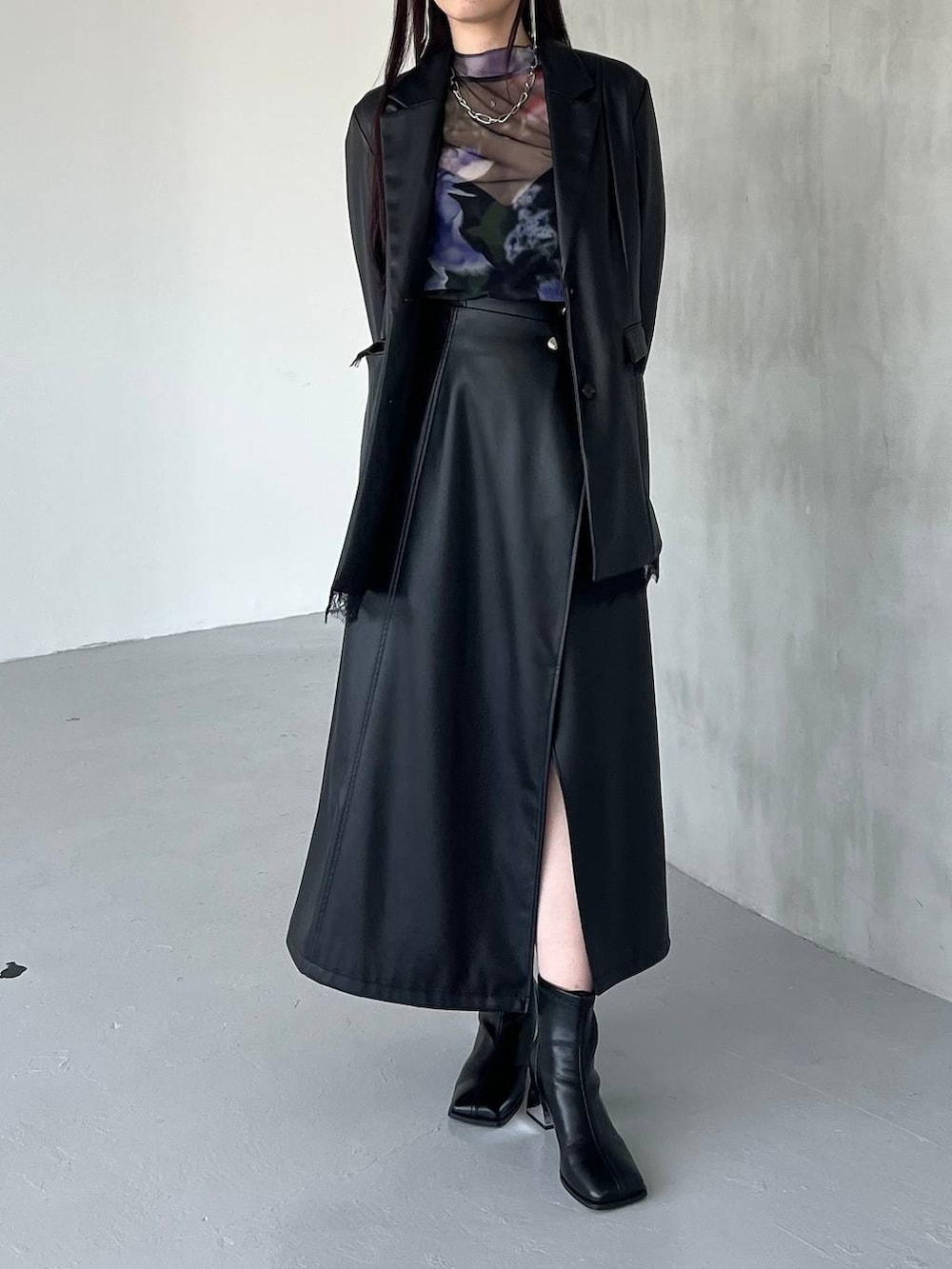 ブラック系のスカート、ブラック系のテーラードジャケット、その他のTシャツ/カットソーを着用したレディースの夏コーディネートの4枚目の写真