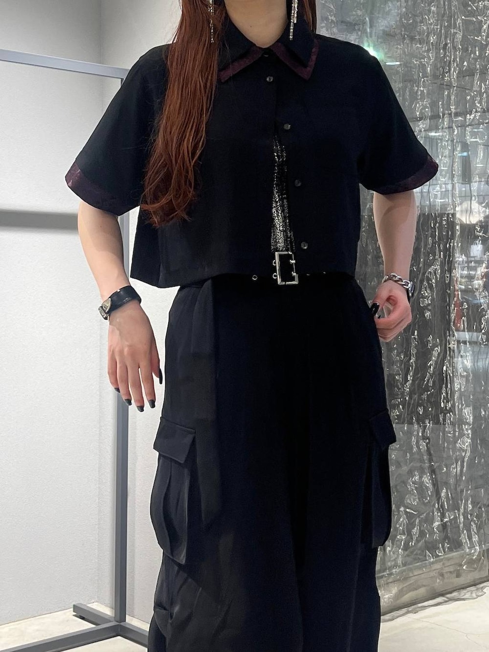 「着痩せ・細見え、モード、きれいめ、休日コーデ、デート/ロマンティック、女子会、バッグ、ベルト、ネックレス、HARE、ブーツ」｜「HAREの2WAYトロミワイドカーゴパンツ(HARE)（カーゴパンツ、ブラック系）」を使った、すずかぜさん（レディース・162cm）の夏コーディネートの6枚目の写真