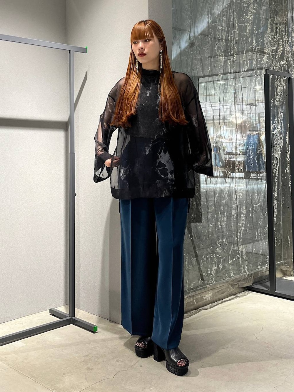 「着痩せ・細見え、モード、きれいめ、休日コーデ、デート/ロマンティック、女子会、バッグ、ベルト、ネックレス、HARE、ブーツ」｜「HAREのトロミワイドストレートパンツ(HARE)（その他パンツ、グリーン系）」を使った、すずかぜさん（レディース・162cm）の夏コーディネートの4枚目の写真