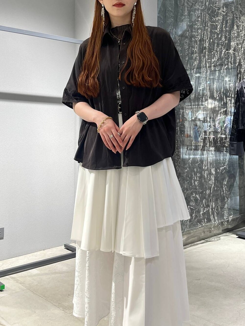 「着痩せ・細見え、モード、ネックレス、HARE、ブーツ、きれいめ、休日コーデ、デート/ロマンティック、女子会、バッグ、ベルト」｜「HAREのラメメッシュスニーカーサンダル(HARE)（サンダル、ブラック系）」を使った、すずかぜさん（レディース・162cm）の夏コーディネートの3枚目の写真