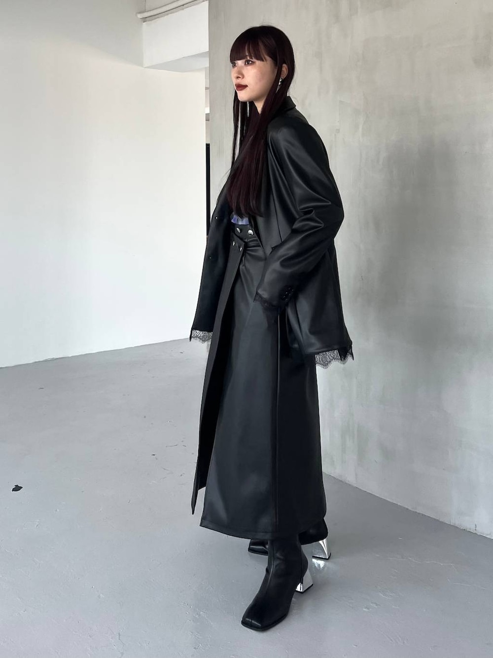 ブラック系のスカート、ブラック系のテーラードジャケット、その他のTシャツ/カットソーを着用したレディースの夏コーディネートの5枚目の写真